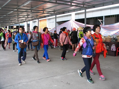 Nhiều[-]du[-]khách[-]bỏ[-]về[-]vì[-]phí[-]tham[-]quan[-]vịnh[-]Hạ[-]Long[-]tăng[-]cao
